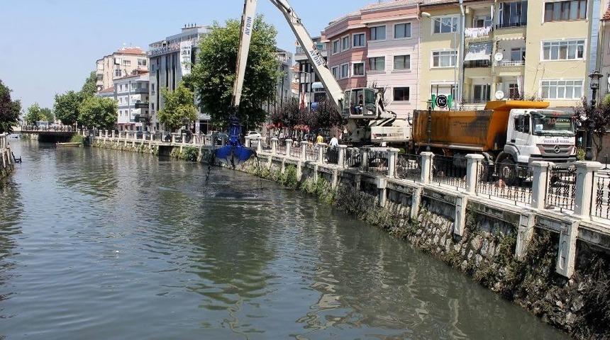 Yalova Deresinin Yatağı Temizleniyor