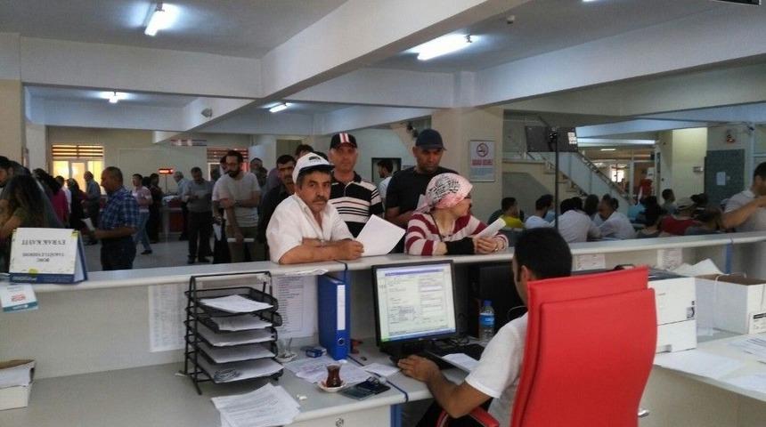 Afyonkarahisar&rsquo;da Vatandaşlar Vergi Dairelerine Akın Etti