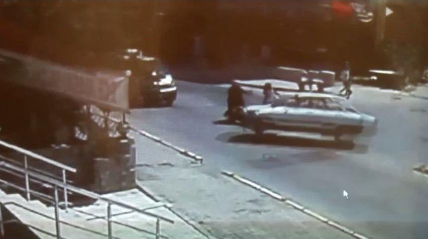 İki Kadına &Ccedil;arpan Otomobil G&uuml;venlik Kamerasında