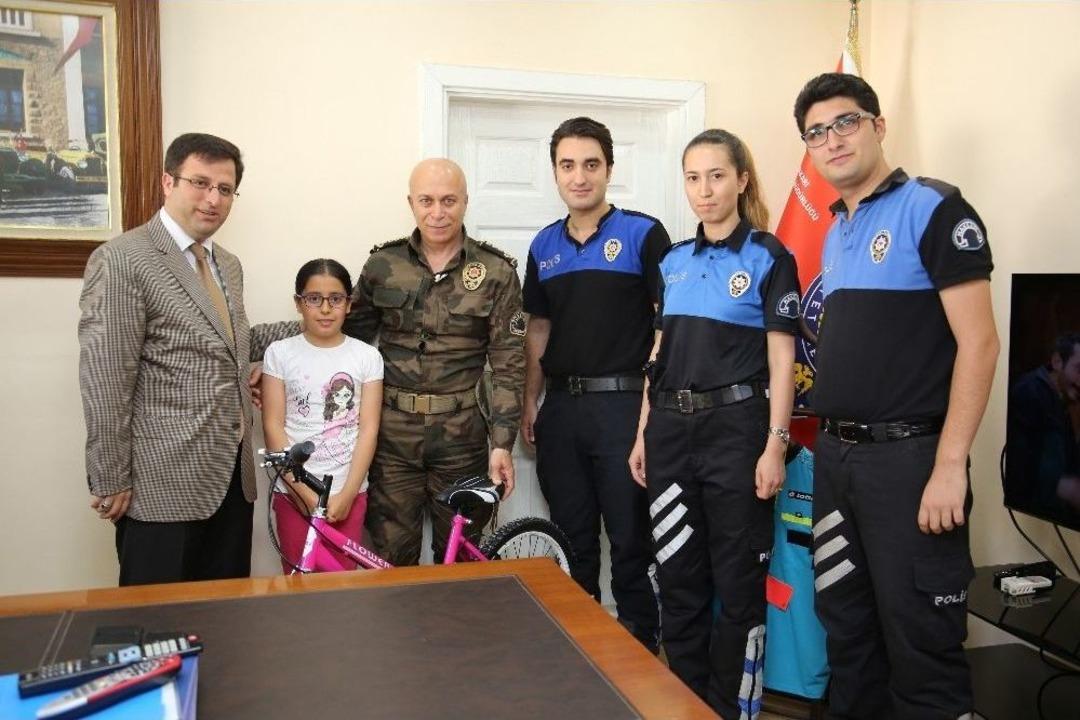 Emniyet M&uuml;d&uuml;r&uuml;ne Mektup Yazan &Ouml;ğrenci İsteğine Kavuştu