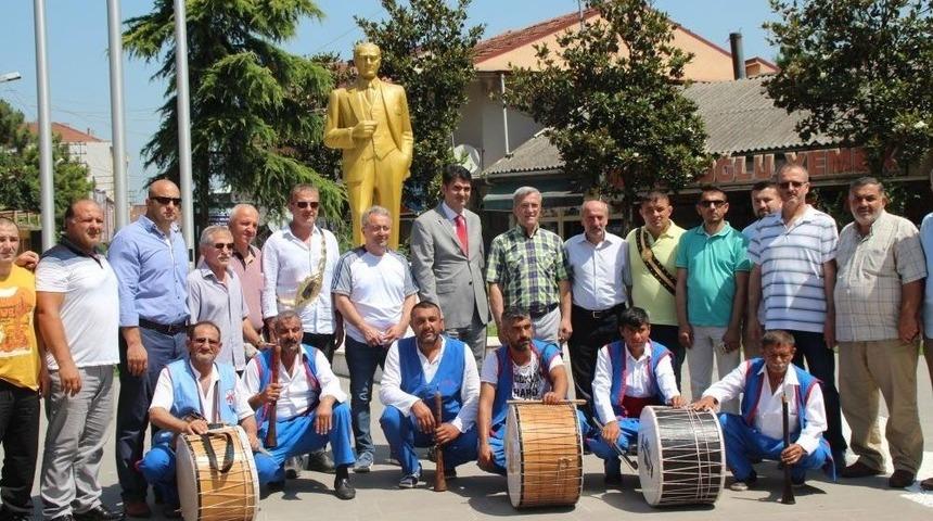 Güreşçi Ve Protokol Üyeleri Davul Zurna Eşliğinde Akyazı’da Çarşıyı Gezdi