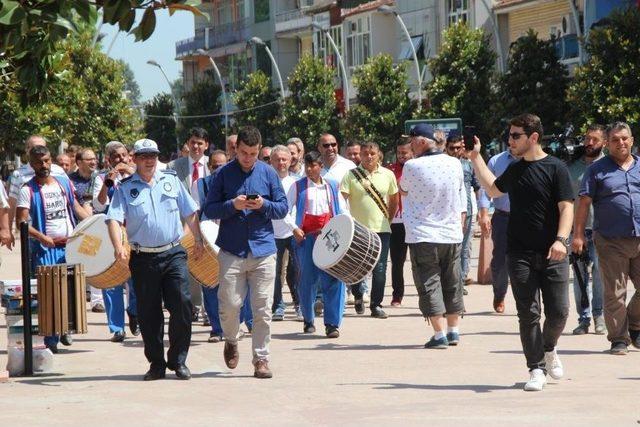 Güreşçi Ve Protokol Üyeleri Davul Zurna Eşliğinde Akyazı’da Çarşıyı Gezdi