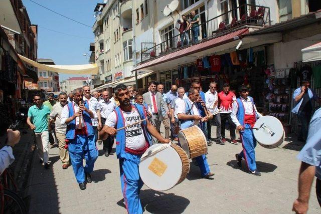 Güreşçi Ve Protokol Üyeleri Davul Zurna Eşliğinde Akyazı’da Çarşıyı Gezdi