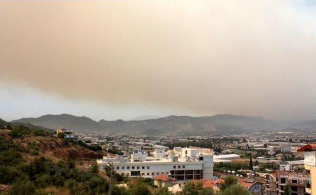 Alanya'da Orman Yangını 10 Hektarda Etkili, Arazöz Alevlerin Ortasında Kaldı (4)