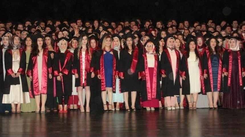 Tıp Fak&uuml;ltesinden 205 &Ouml;ğrenci Mezun Oldu