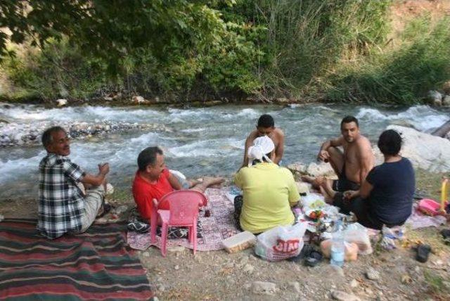 Ortaca'da Sokaklar Boşaldı Plajlar Doldu