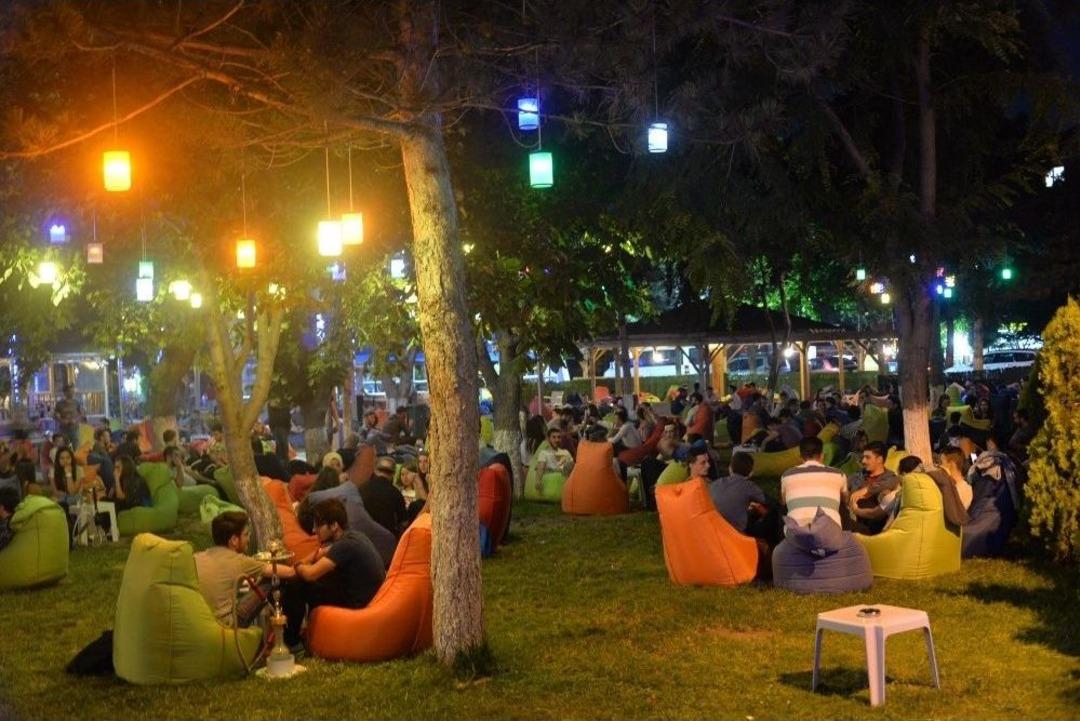 Boz&uuml;y&uuml;k&rsquo;te Parklar Dolup Taşıyor