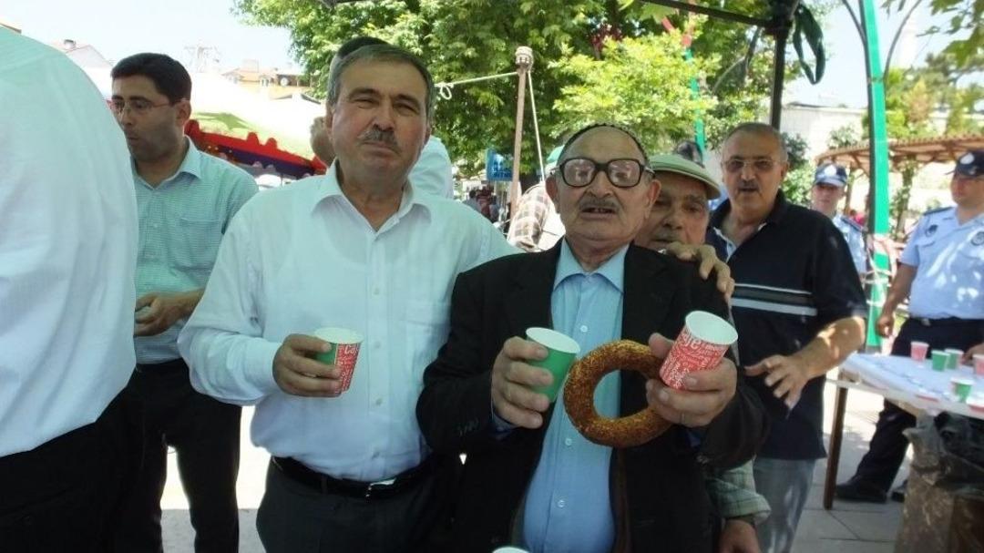 Bigadi&ccedil;&rsquo;de Belediye &Ccedil;eşmesinden Buz Gibi Ayran Aktı