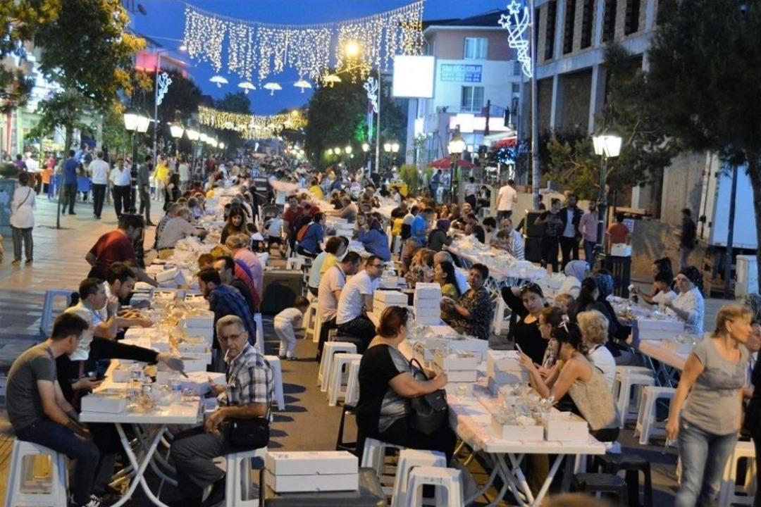 Ramazan&rsquo;da 30 Bin Kişi Mahalle İftarlarında Bir Araya Geldi