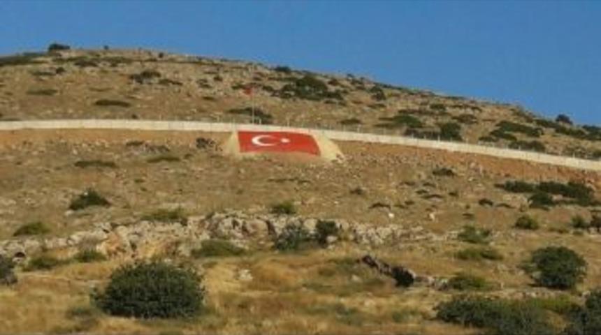 Suriye Sınırına Dev T&uuml;rk Bayrağı