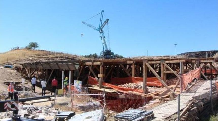 G&ouml;beklitepe'nin &Uuml;zeri &Ccedil;atıyla &Ouml;rt&uuml;l&uuml;yor