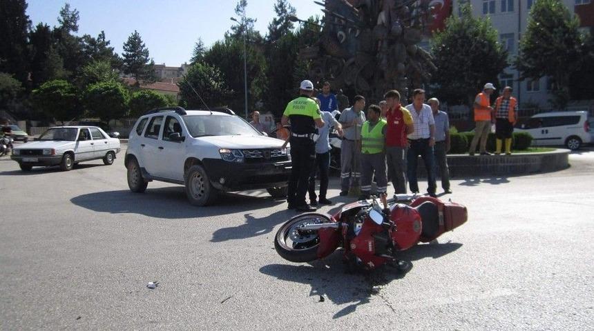 Bilecik’te Motosiklet İle Otomobil Çarpıştı,motosiklet Sürücüsü Yaralandı