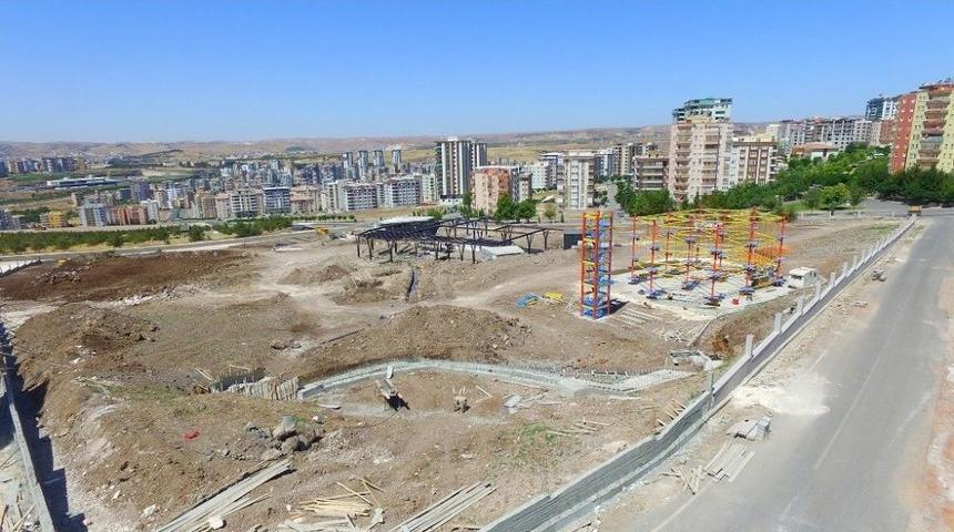 &Ccedil;ocuk Oyun D&uuml;nyasının İnşaatı S&uuml;r&uuml;yor