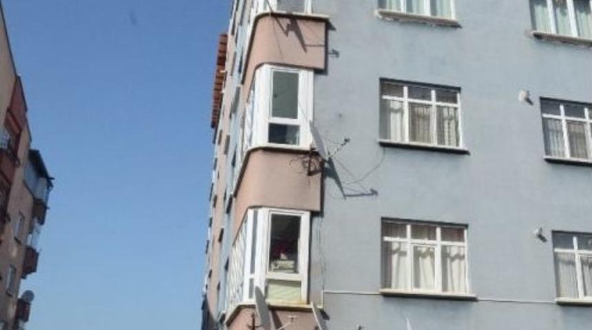 1.5 Yaşındaki &Ccedil;ocuk D&ouml;rd&uuml;nc&uuml; Kattan Aşağıya D&uuml;şt&uuml;