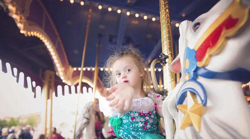 Disney World'&uuml;n down sendromlu Giselle &uuml;zerindeki etkisi g&ouml;r&uuml;lmeye değer