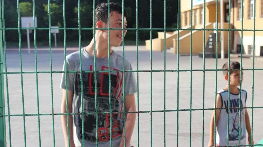 Okul Bah&ccedil;esinde Mahsur Kalan Engelliyi İtfaiye Kurtardı