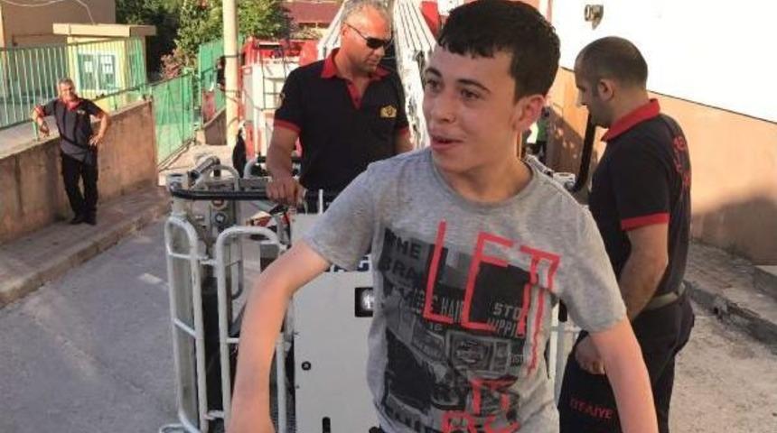 Okul Bah&ccedil;esinde Mahsur Kalan Engelli Genci Itfaiye Kurtardı