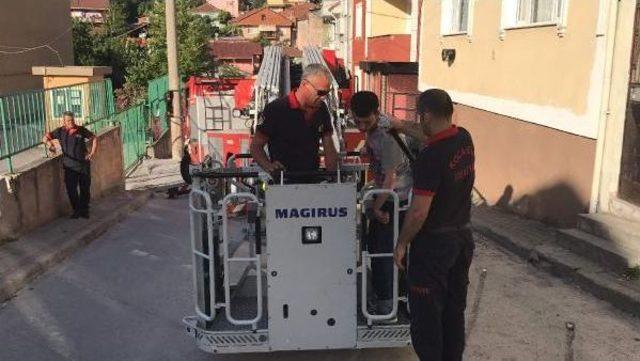 Okul Bahçesinde Mahsur Kalan Engelli Genci Itfaiye Kurtardı