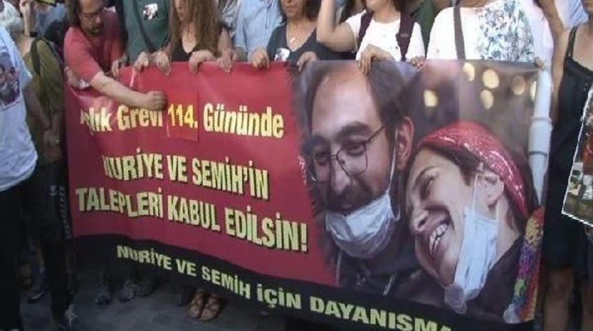 Kadık&ouml;y'de Nuriye G&uuml;lmen Ve Semih &Ouml;zak&ccedil;a'ya Destek Eylemi