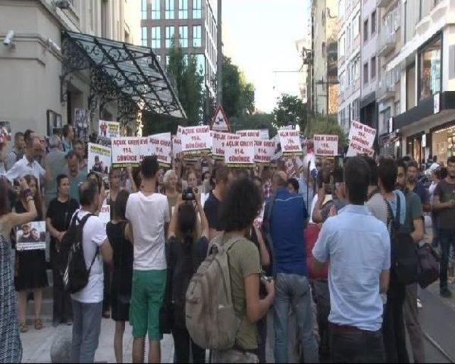 Kadıköy'de Nuriye Gülmen Ve Semih Özakça'ya Destek Eylemi