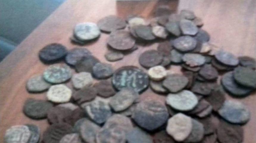 Filipinli &Ccedil;iftin Valizinden 829 Adet Sikke &Ccedil;ıktı