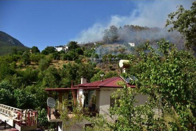 Alanya'da Orman Yangını 10 Hektarda Etkili, Arazöz Alevlerin Ortasında Kaldı (6)