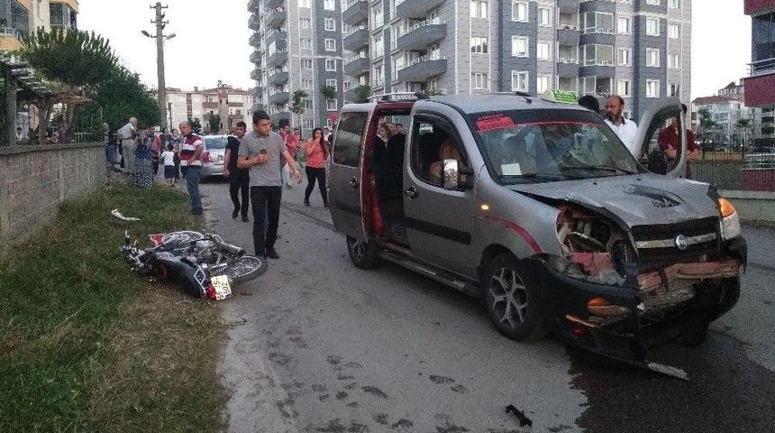 Dolmuş Taksi İle Motosiklet &Ccedil;arpıştı: 1 Yaralı
