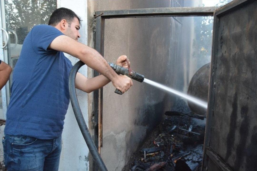 Alevler Binanın İkinci Katına Kadar Y&uuml;kseldi