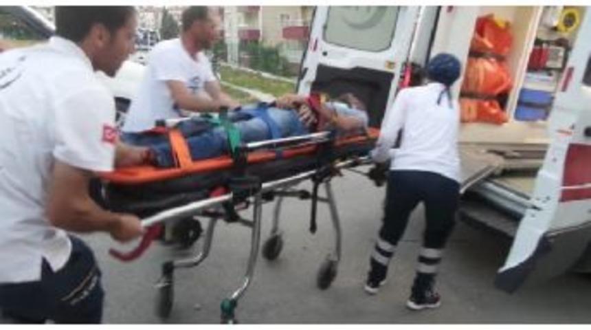 Otomobille &Ccedil;arpışan Motosikletin S&uuml;r&uuml;c&uuml;s&uuml; Yaralandı