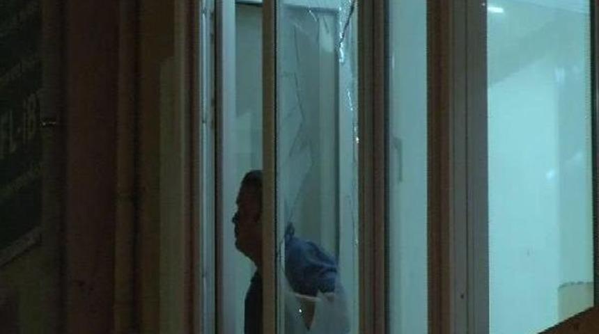 Kadık&ouml;y'de Kafenin &Uuml;zerine Ağa&ccedil; Devrildi: 2 Yaralı