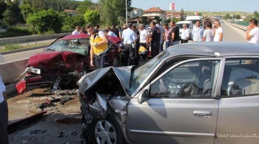 Samsun'da Otomobiller &Ccedil;arpıştı: 2'si Ağır, 6 Yaralı