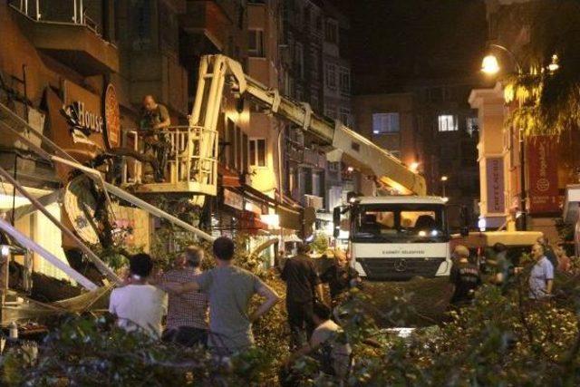 Kadıköy'de Kafenin Üzerine Ağaç Devrildi: 2 Yaralı (Ek)