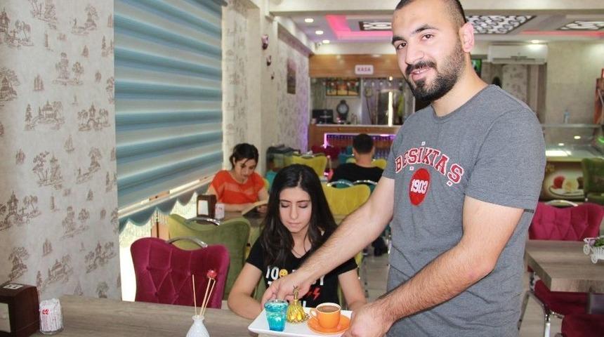 Kitap Okuyana &Ccedil;ay Ve Kahve Bedava