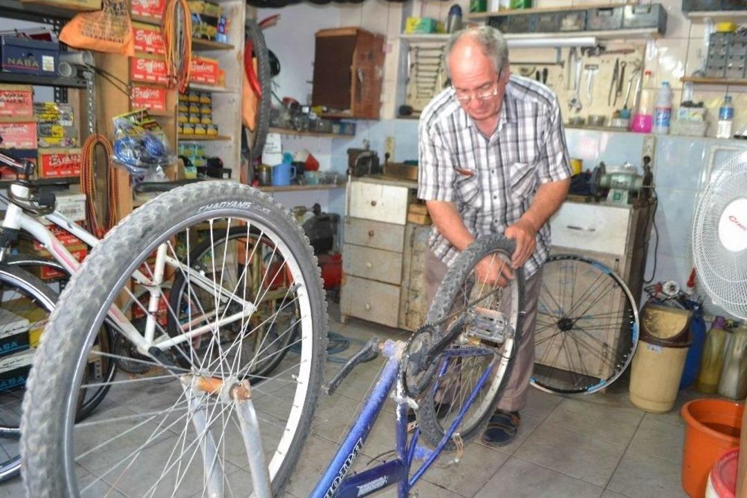 Yarım Asrı Aşkın Bisiklet Tamir Ediyor