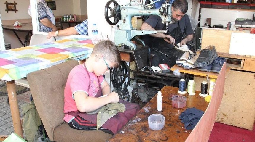 Hem Baba Mesleğini &Ouml;ğreniyor Hem De Har&ccedil;lığını &Ccedil;ıkarıyor