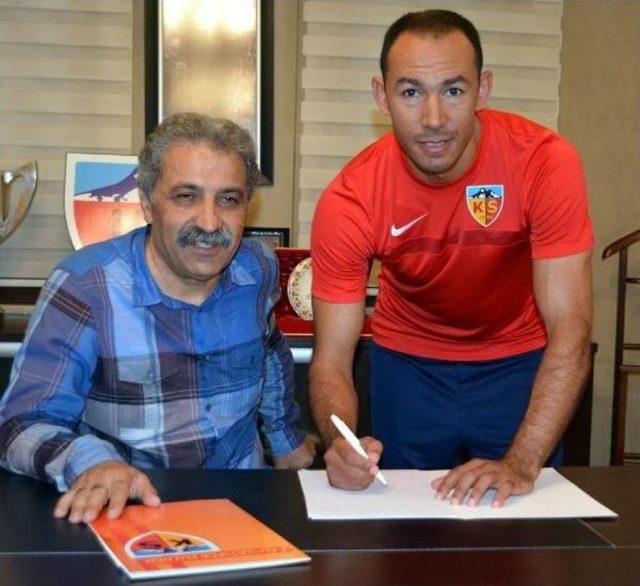 Kayserispor Rumen Milli Takımının Sağbeki Sapunaru’Yu Transfer Etti