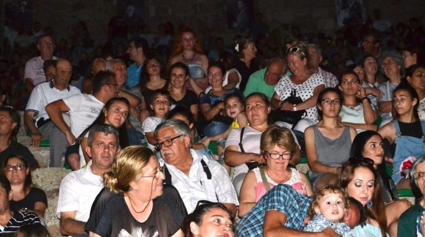 Tiyatral G&ouml;sterimle M&uuml;badele Ger&ccedil;eği