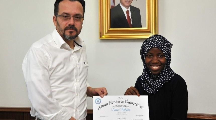 Ad&uuml;&rsquo;n&uuml;n Yabancı &Ouml;ğrencileri Diplomalarını Rekt&ouml;r Bircan&rsquo;dan Aldı
