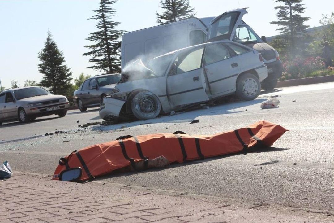 Otob&uuml;se &Ccedil;arpıp Aracından Yola Fırlayan S&uuml;r&uuml;c&uuml; Hayatını Kaybetti