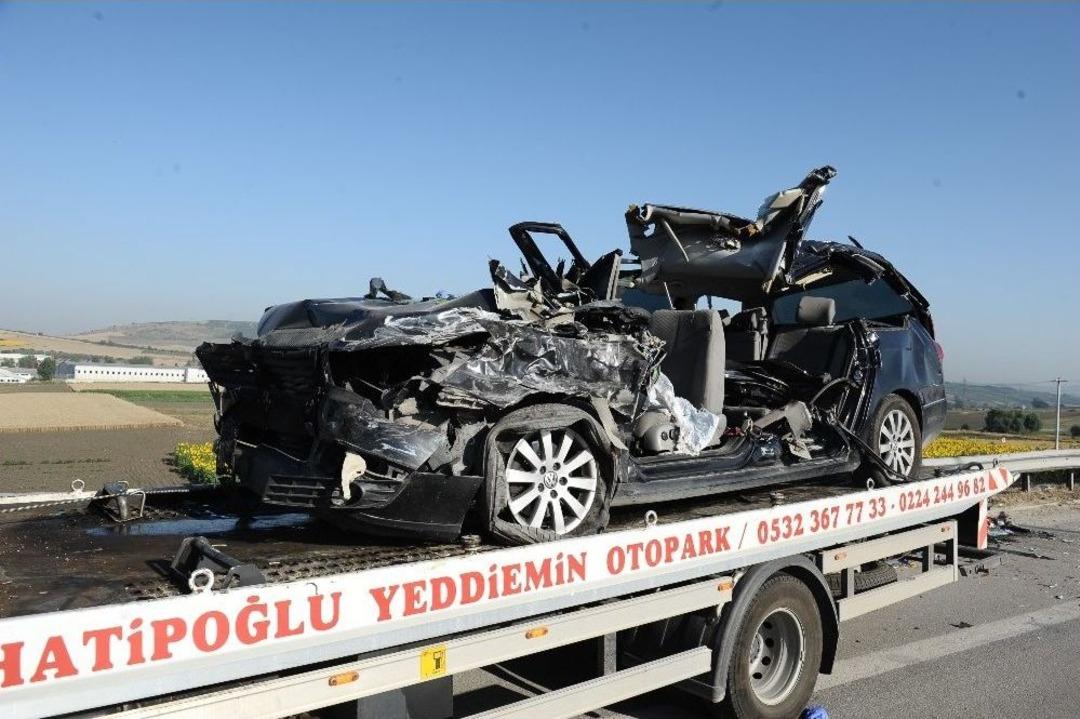 Otobanda Tır&rsquo;a &Ccedil;arpan L&uuml;ks Otomobilde Feci Son: 2 &Ouml;l&uuml; 4 Yaralı