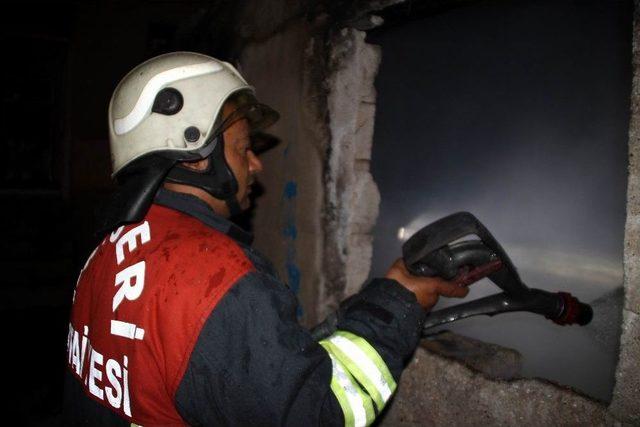 Gecekondunun K&ouml;m&uuml;rl&uuml;ğ&uuml;nde &Ccedil;ıkan Yangını İtfaiye S&ouml;nd&uuml;rd&uuml; 1