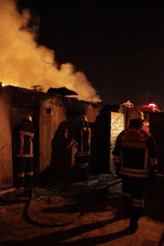 Gecekondunun K&ouml;m&uuml;rl&uuml;ğ&uuml;nde &Ccedil;ıkan Yangını İtfaiye S&ouml;nd&uuml;rd&uuml; 2