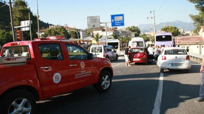 Freni Patlayan Midib&uuml;s Işıkta Bekleyen Ara&ccedil;lara &Ccedil;arptı: 16 Yaralı