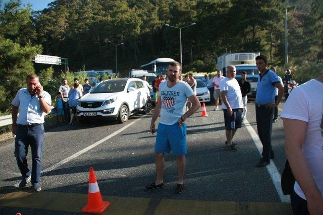 Freni Patlayan Midibüs Işıkta Bekleyen Araçlara Çarptı: 16 Yaralı 2