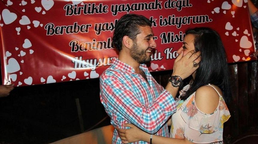 (&ouml;zel Haber) Gen&ccedil; Aşık, Sevdiği Kıza Kahve Fincanına Koyduğu Y&uuml;z&uuml;kle Evlenme Teklifi Etti