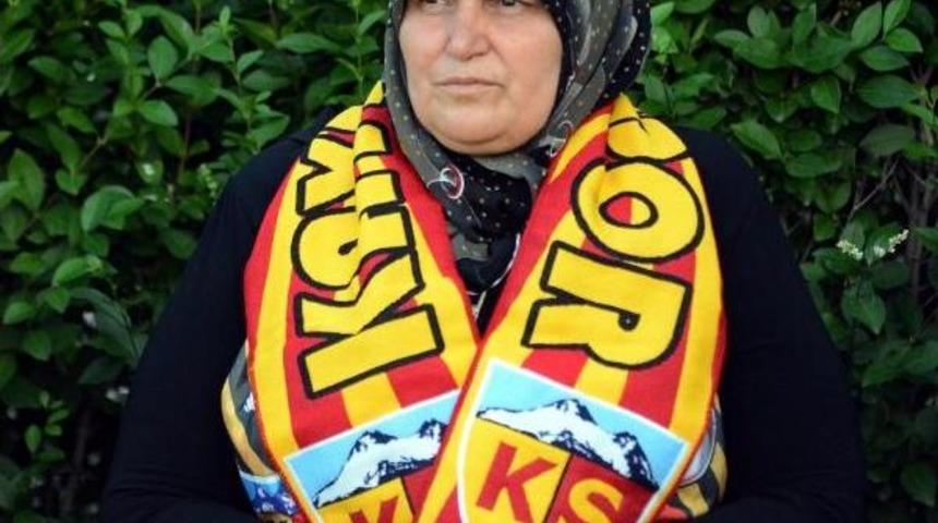 Kayserispor Taraftarı Gurbet&ccedil;i G&uuml;lyas Abla Antrenmanı Izledi