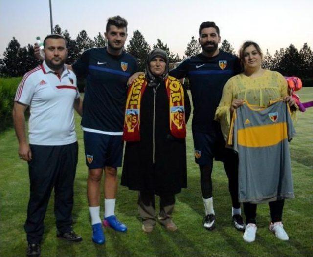 Kayserispor Taraftarı Gurbetçi Gülyas Abla Antrenmanı Izledi