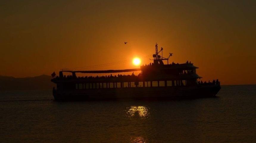 G&uuml;nbatımında Tekne Sefası