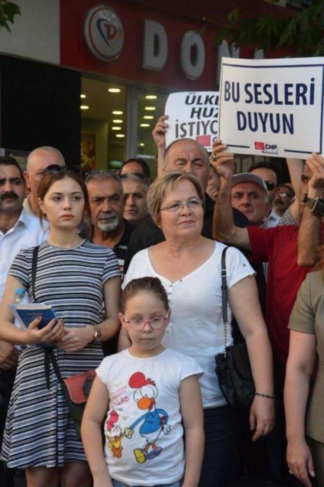 Açlık Grevindeki Öğretmenler Için Oturma Eylemi