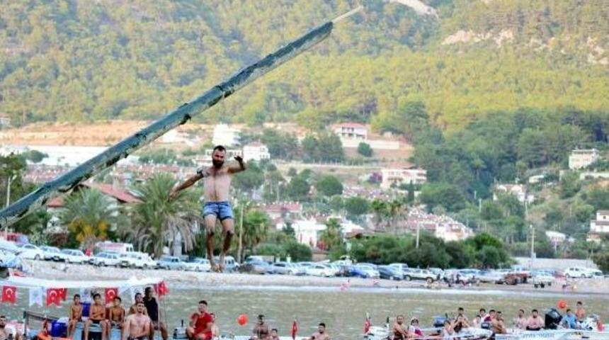 Deniz Şenliğinde Yağlı Direk Heyecanı